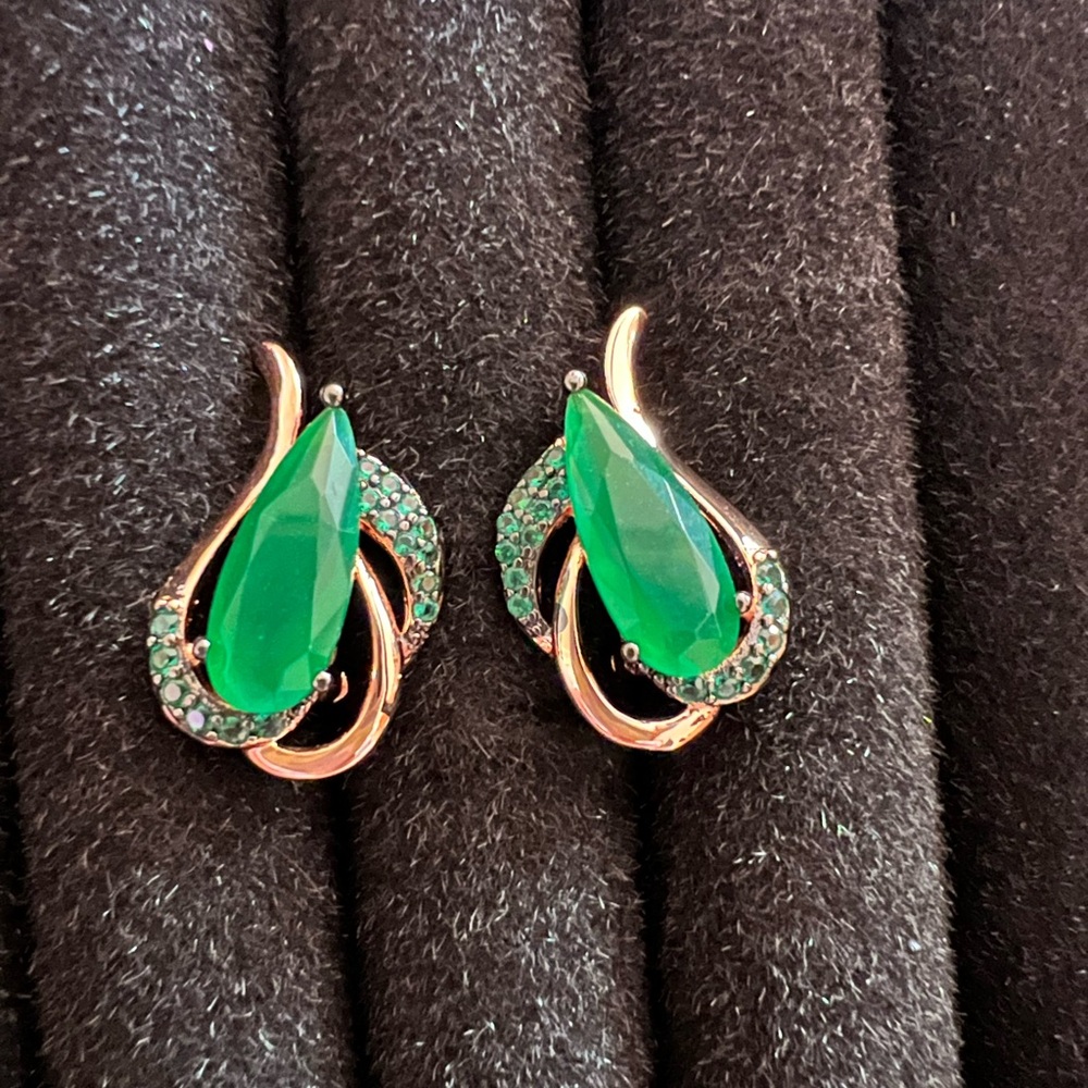 Rose gold plated earrings, 585 RG, with green zircon